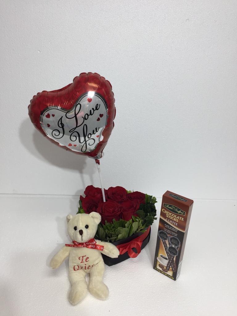 Caja corazn con 6 Rosas ms Palitos de Chocolate de 75 Grs, Perrito 10cm y Globito